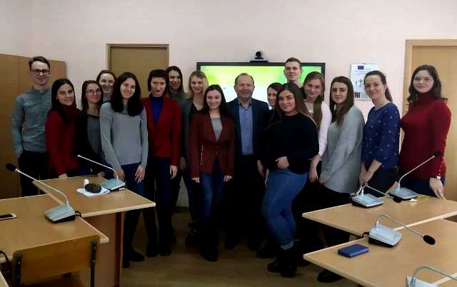 Магістри факультету педагогіки і психології з деканом проф.Чайкою В.М.